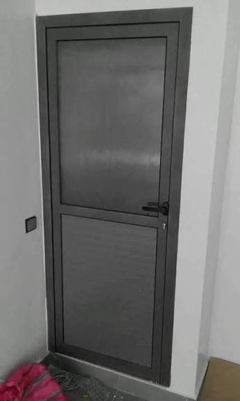 Porte en aluminium texture bois à panneaux en tôle perforée