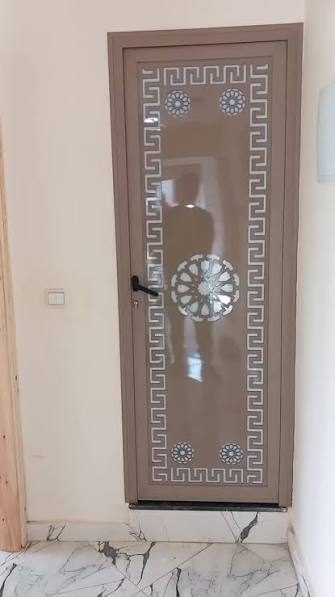 Porte en aluminium taupe à verre fumé et rosace ajourée