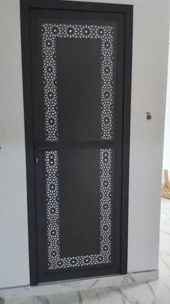 Porte en aluminium noir à encadrement ajouré floral