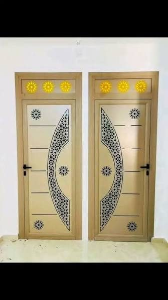 Portes en aluminium à décor ajouré et imposte à rosaces