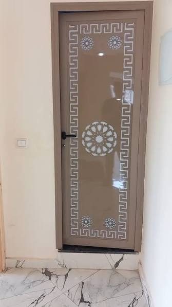 Porte en aluminium beige à listel argenté et rosaces