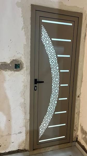 Porte en aluminium taupe à décor ajouré zellige rétro-éclairé