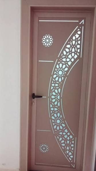 Porte en aluminium à arc ajouré zellige et verre dépoli