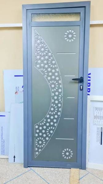 Porte en aluminium gris-bleu à décor ajouré floral