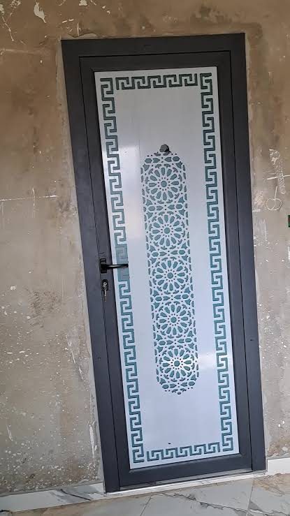 Porte en aluminium anthracite à panneau vitre et décor zellige