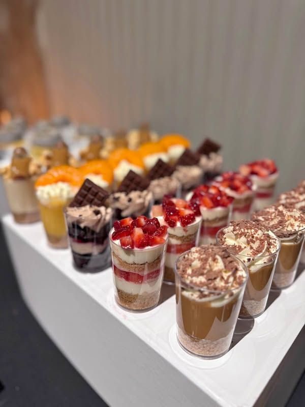 Verrines tiramisu, fraise et chocolat dressées en rangées