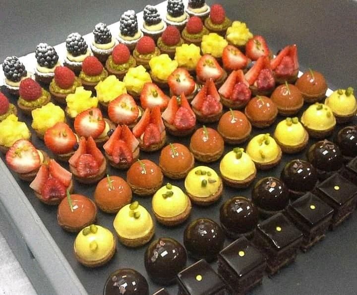 Plateau de mignardises aux fruits, caramel et chocolat