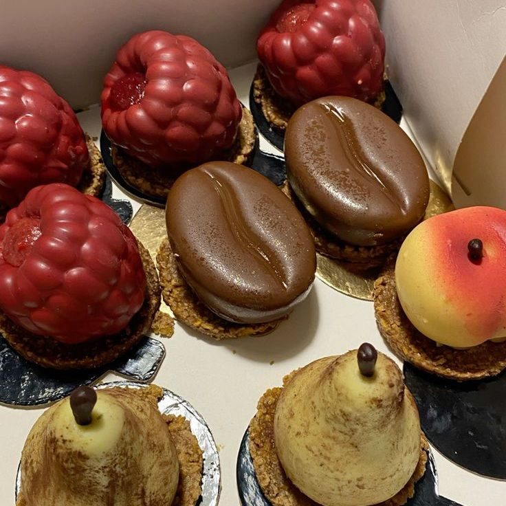 Boîte d'entremets framboise, cafe et poire tiramisu