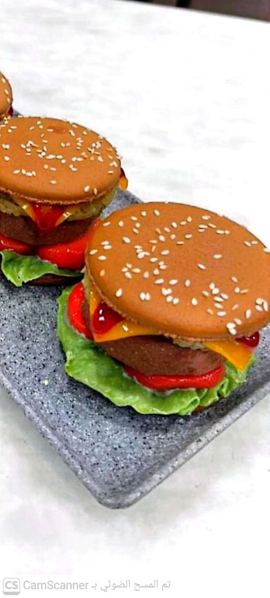 Gateaux trompe-l'oeil facon hamburgers en macaron et pâte à sucre