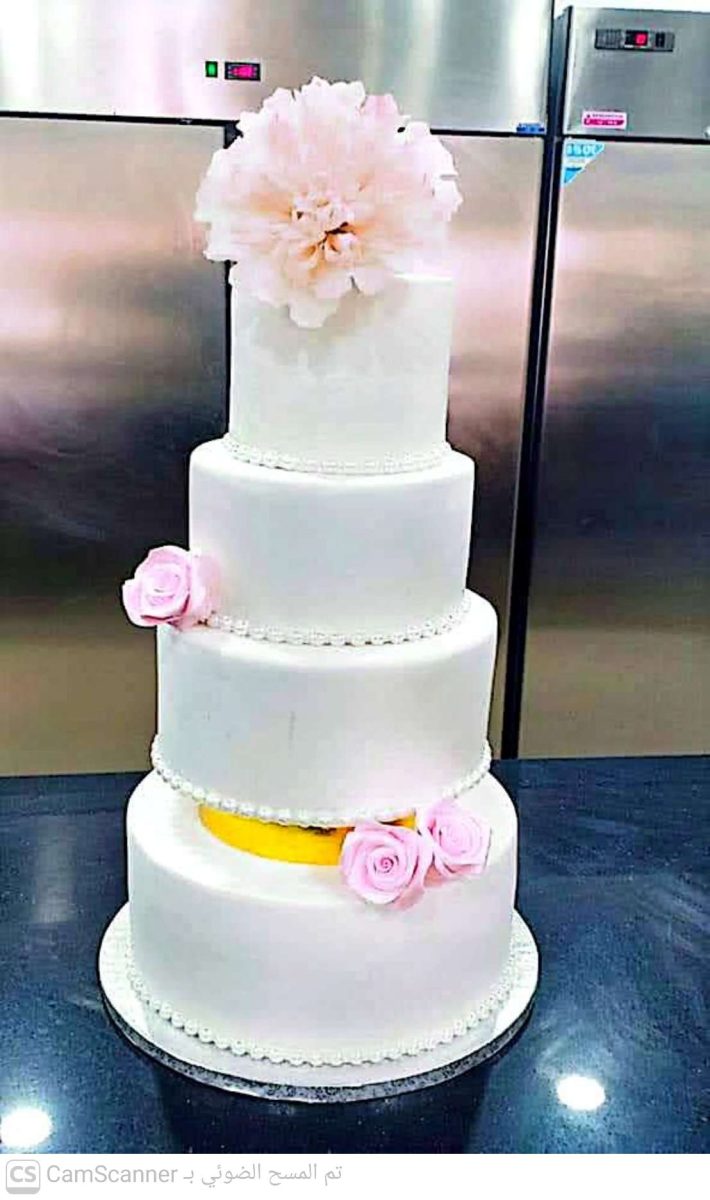 Pièce montée de mariage à quatre étages en pâte à sucre blanche