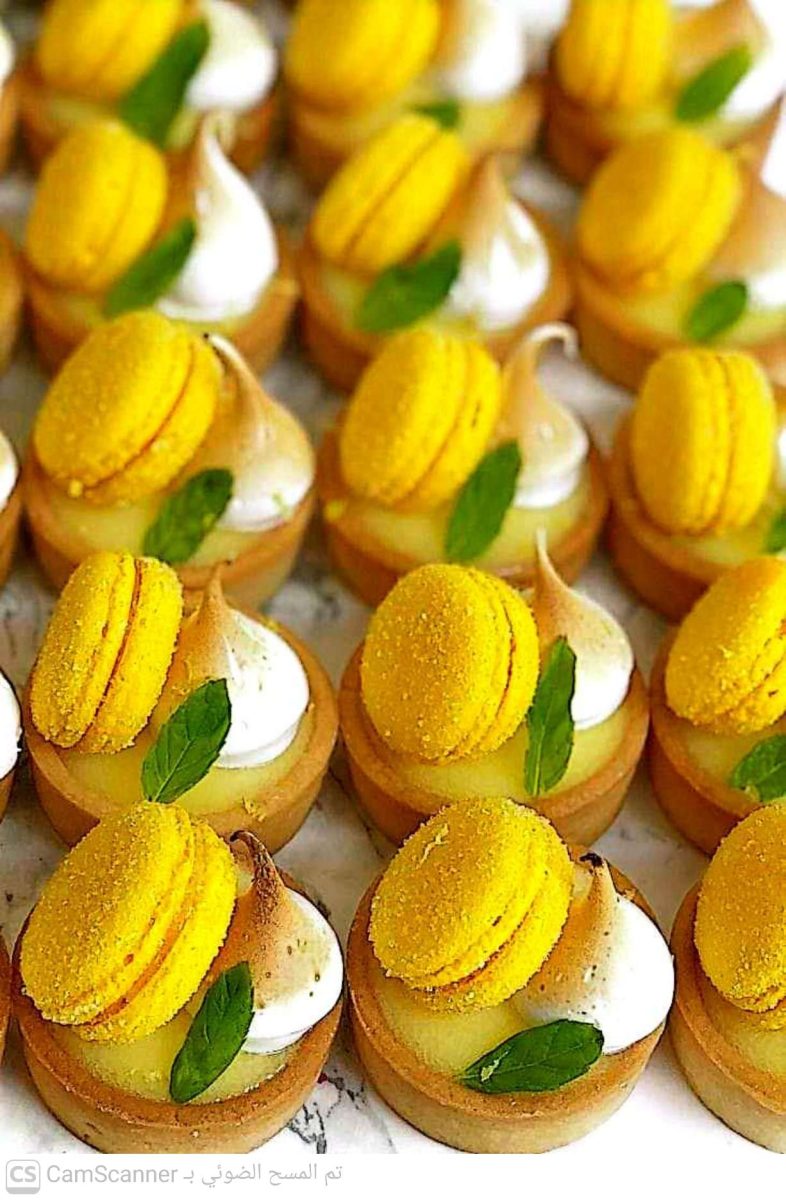 Tartelettes citron meringuées à macaron jaune, en rangées