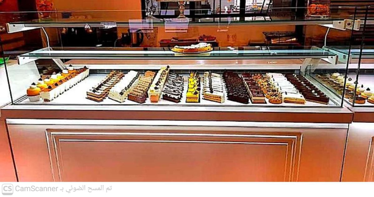 Vitrine de pâtisseries et d'entremets