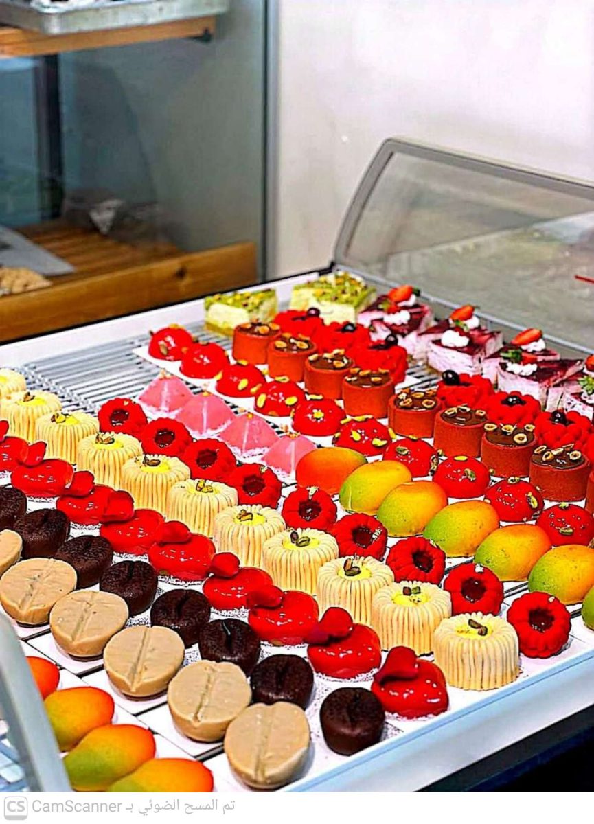Vitrine de pâtisseries individuelles colorées