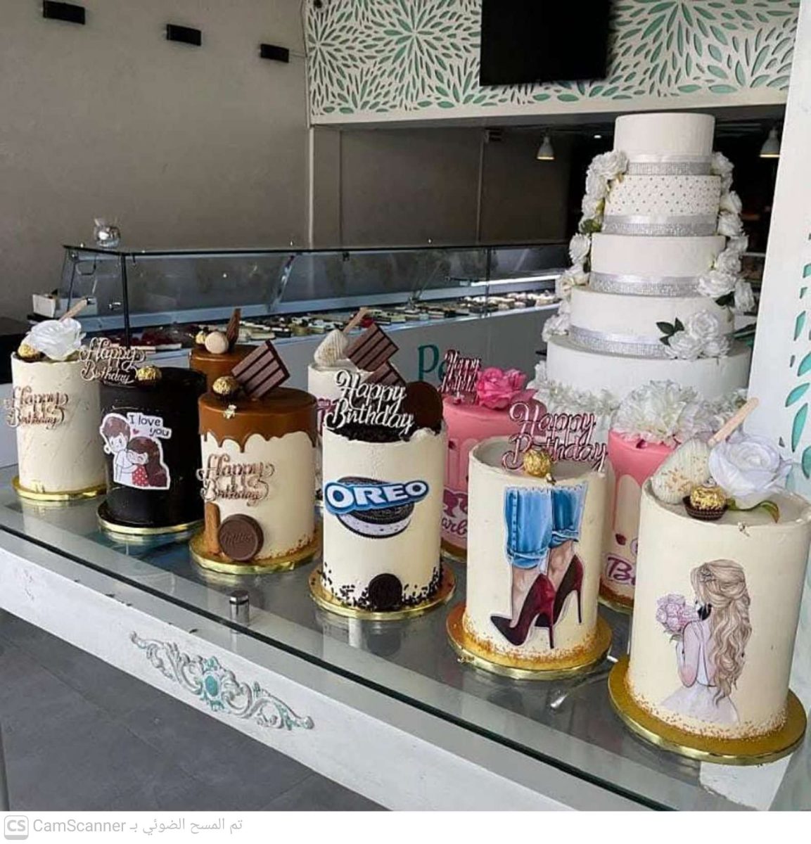 Vitrine de gâteaux personnalisés et pièce montée