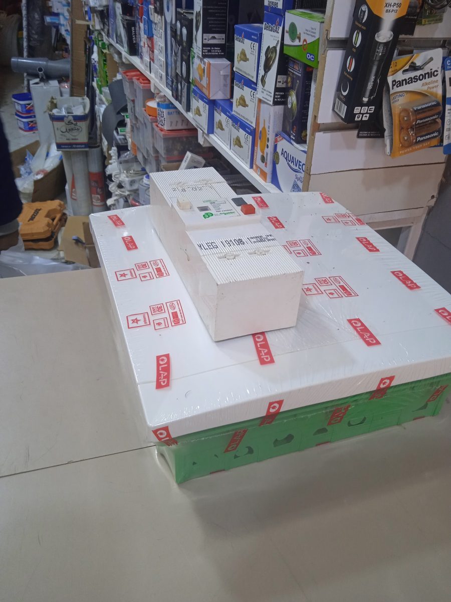 Interrupteur differentiel modulaire en magasin de matériel électrique
