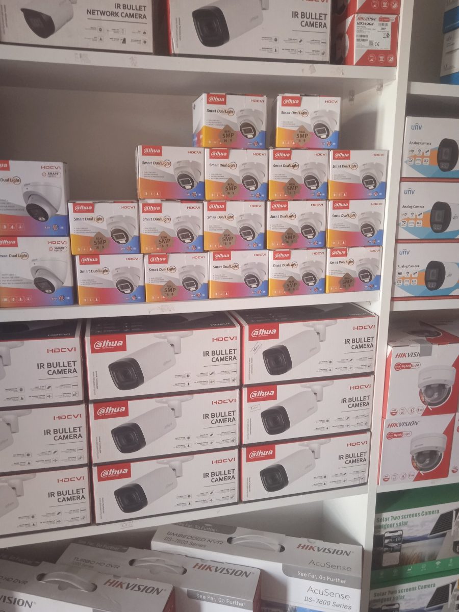 Rayonnages de caméras de surveillance en boîtes