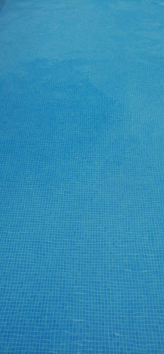 Fond de piscine en mosaïque bleue vu sous l'eau