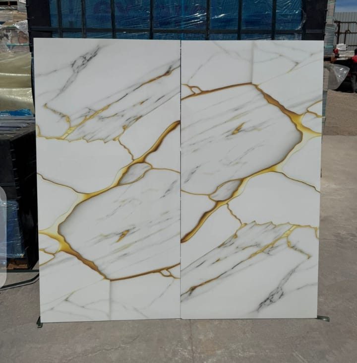 Dalles de grès effet marbre blanc veiné d'or, en depot