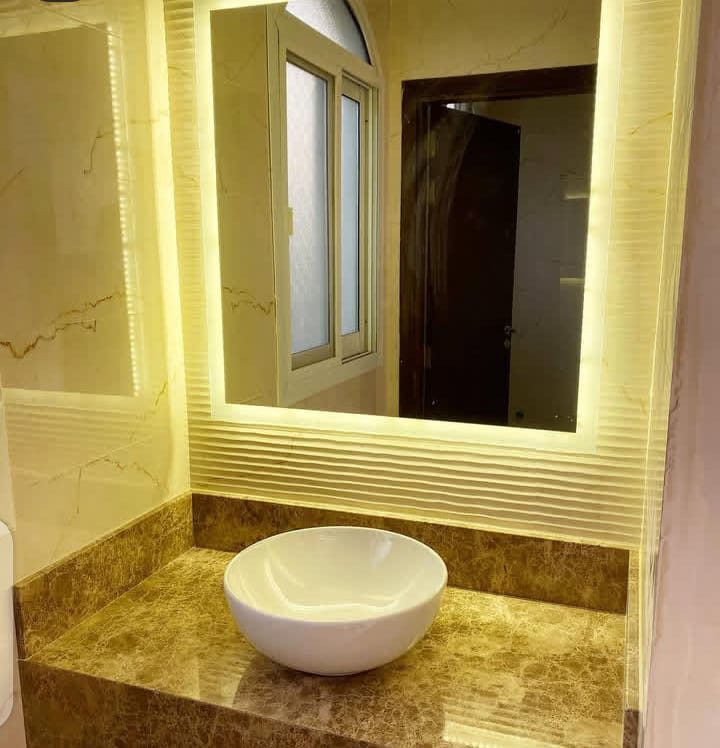 Plan vasque en marbre marron à vasque bol et miroir LED