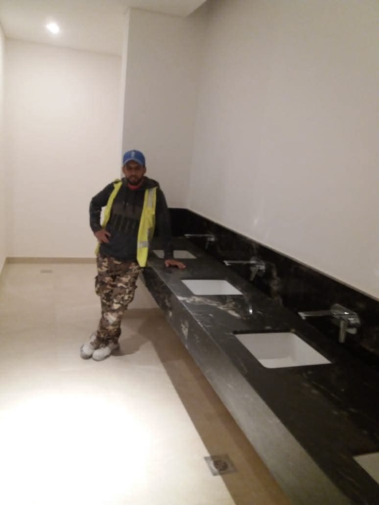 Plan de sanitaires en marbre noir à quatre vasques