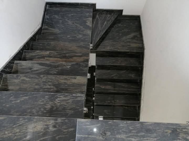 Escalier habillé de marbre noir veiné, poli