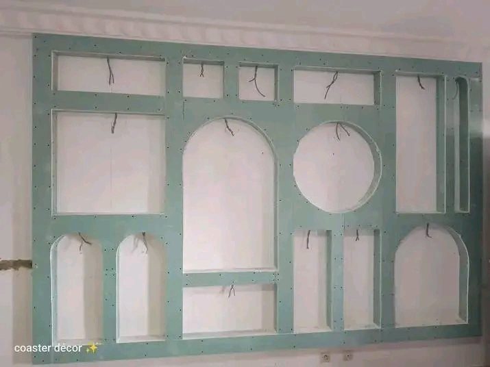 Meuble mural TV en plaques de plâtre à niches variées