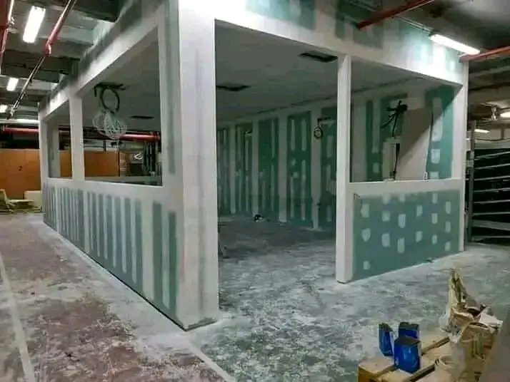Poteaux et cloisons en plaques de plâtre, en cours