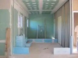Cloisons et faux plafond en plaques de plâtre, en cours