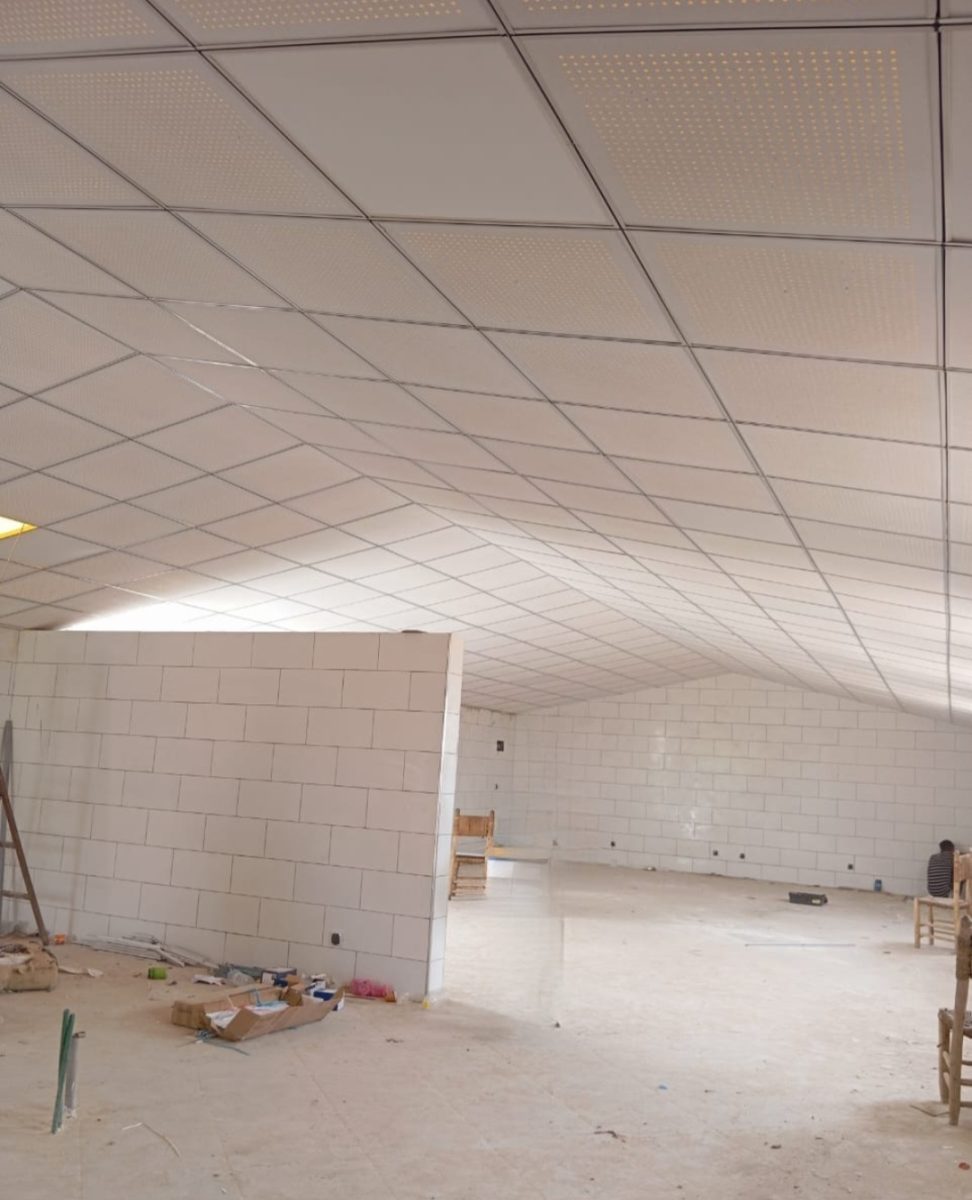 Faux plafond suspendu à dalles acoustiques perforées