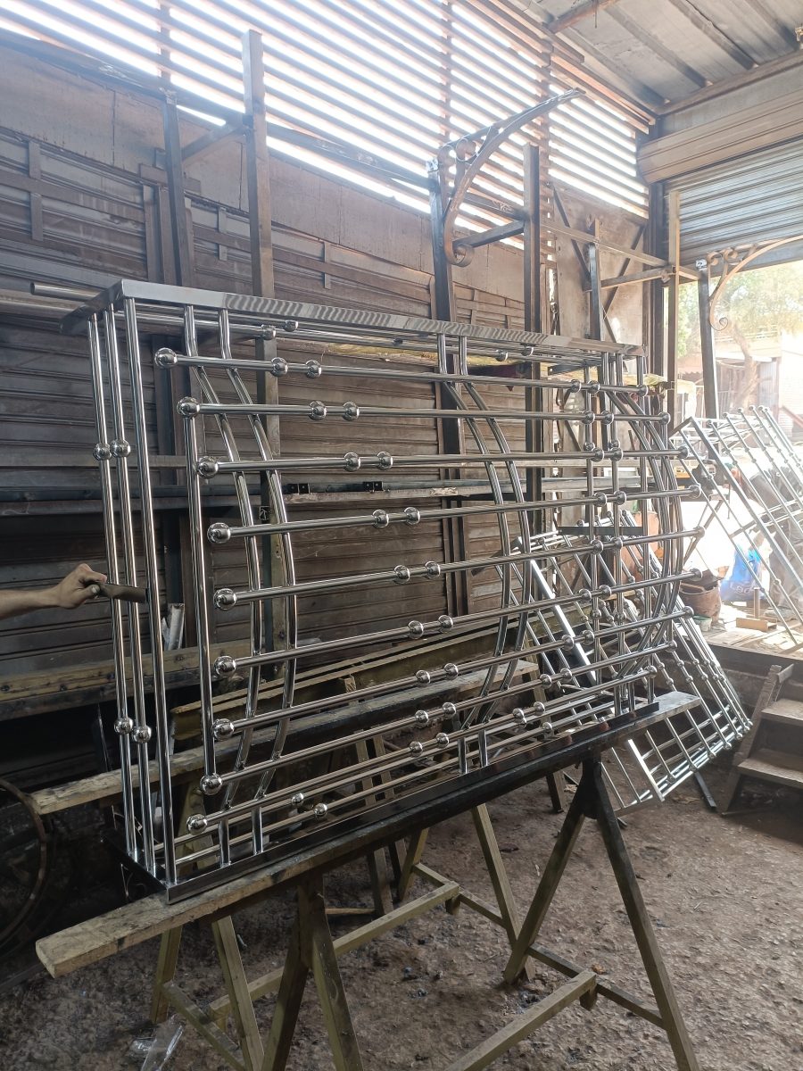 Fabrication de garde-corps en inox poli en atelier