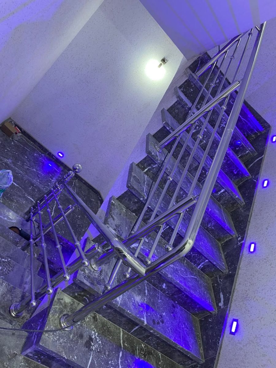 Escalier en marbre à garde-corps inox et LED bleu
