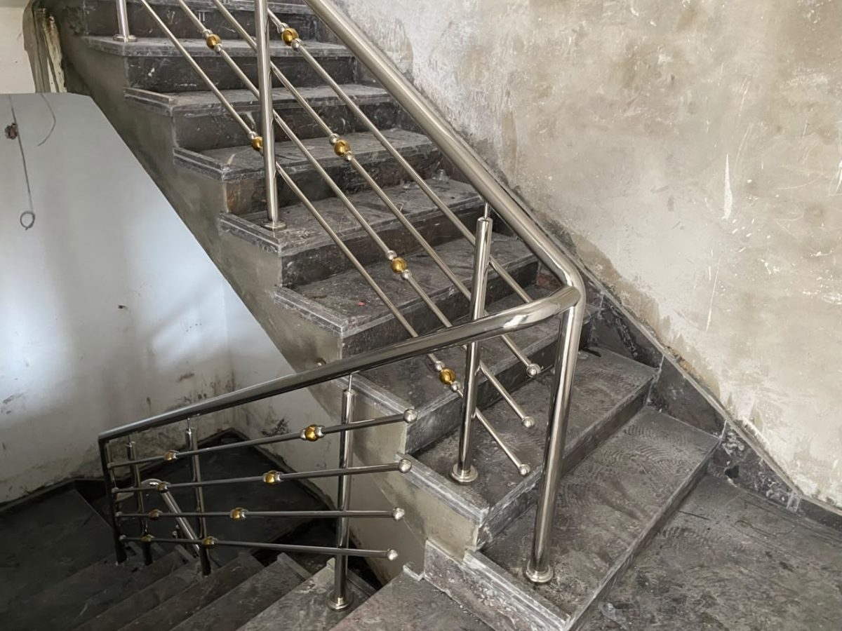 Escalier en marbre à rampe inox et boules laiton