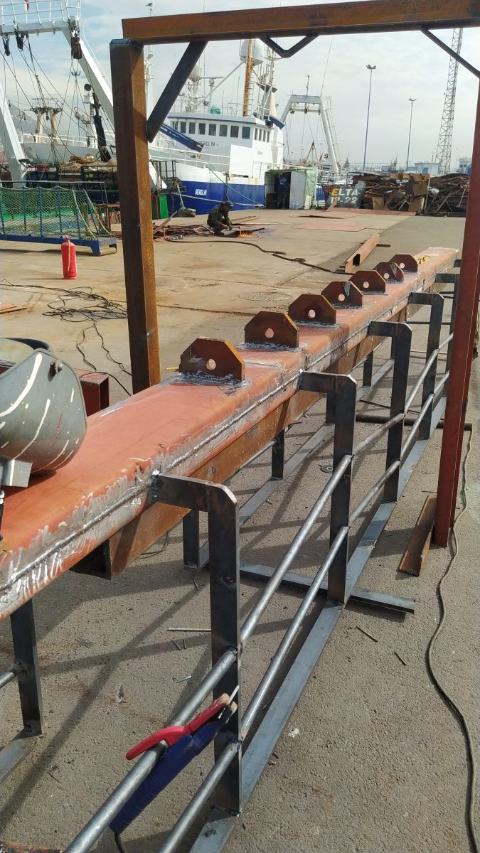 Poutre en acier à platines soudées, au chantier naval
