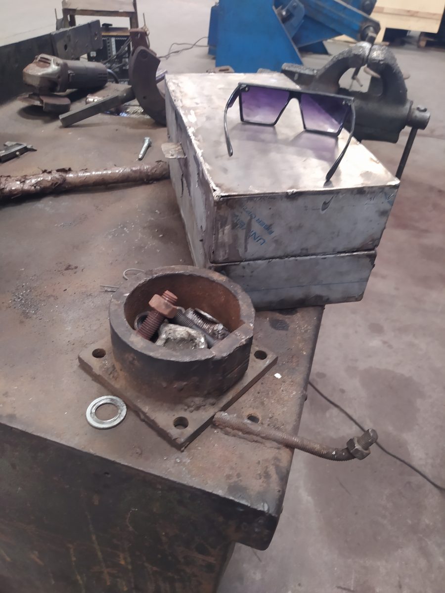 Pièce mécanique sur platine acier et caisson soudé