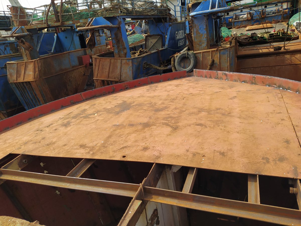 Coque de bateau de peche en réparation en tôle d'acier