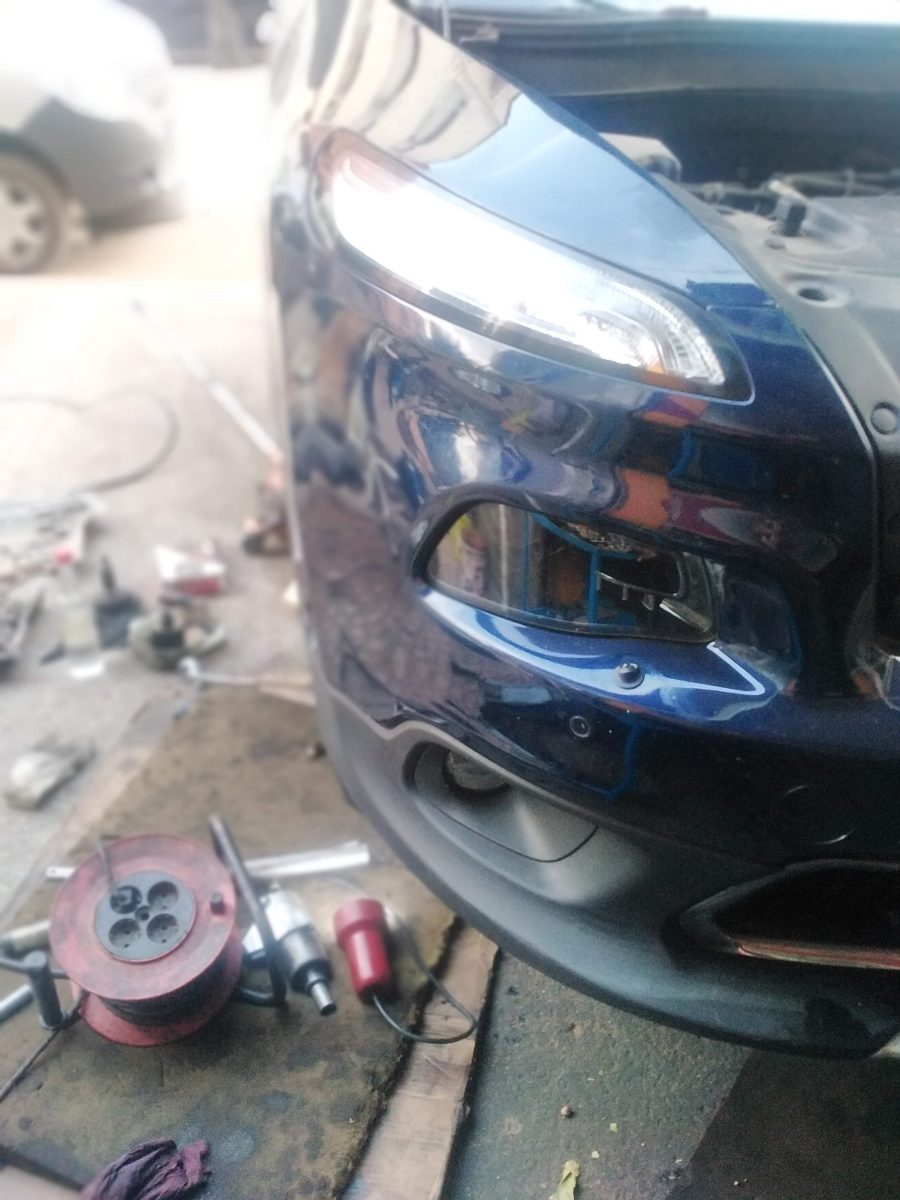 Optique de phare de voiture en cours de rénovation en atelier