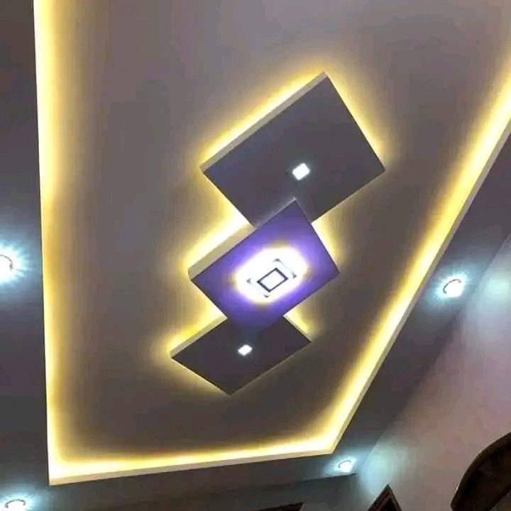Faux plafond à décrochés carrés noirs et gorge lumineuse LED