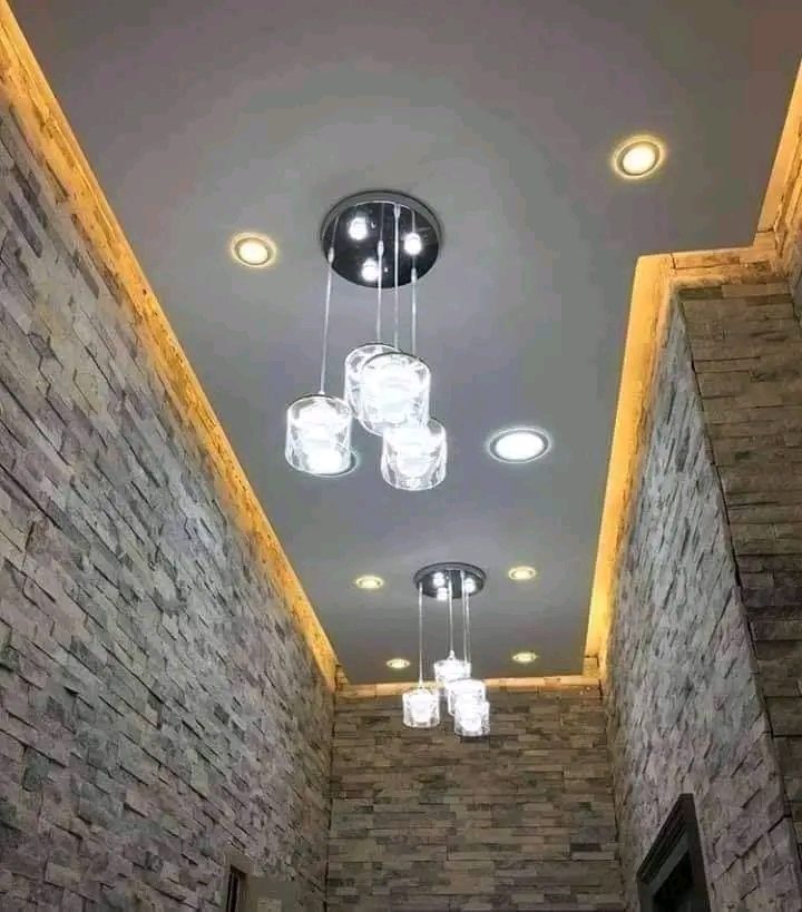 Couloir à faux plafond à gorge LED et suspension de cubes verre