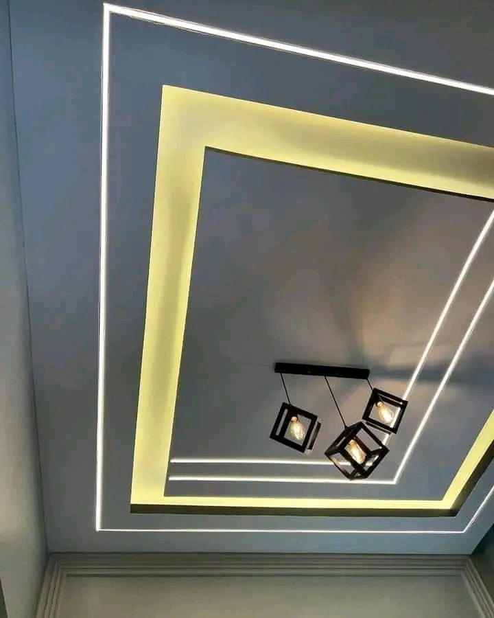 Faux plafond à cadre à lignes LED et suspension trois cages