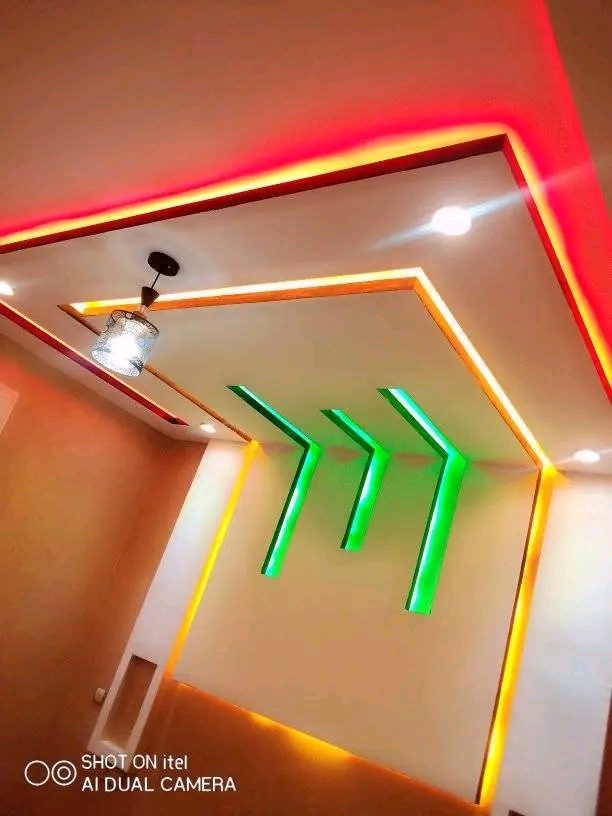Faux plafond à gorge LED multicolore et fentes vertes