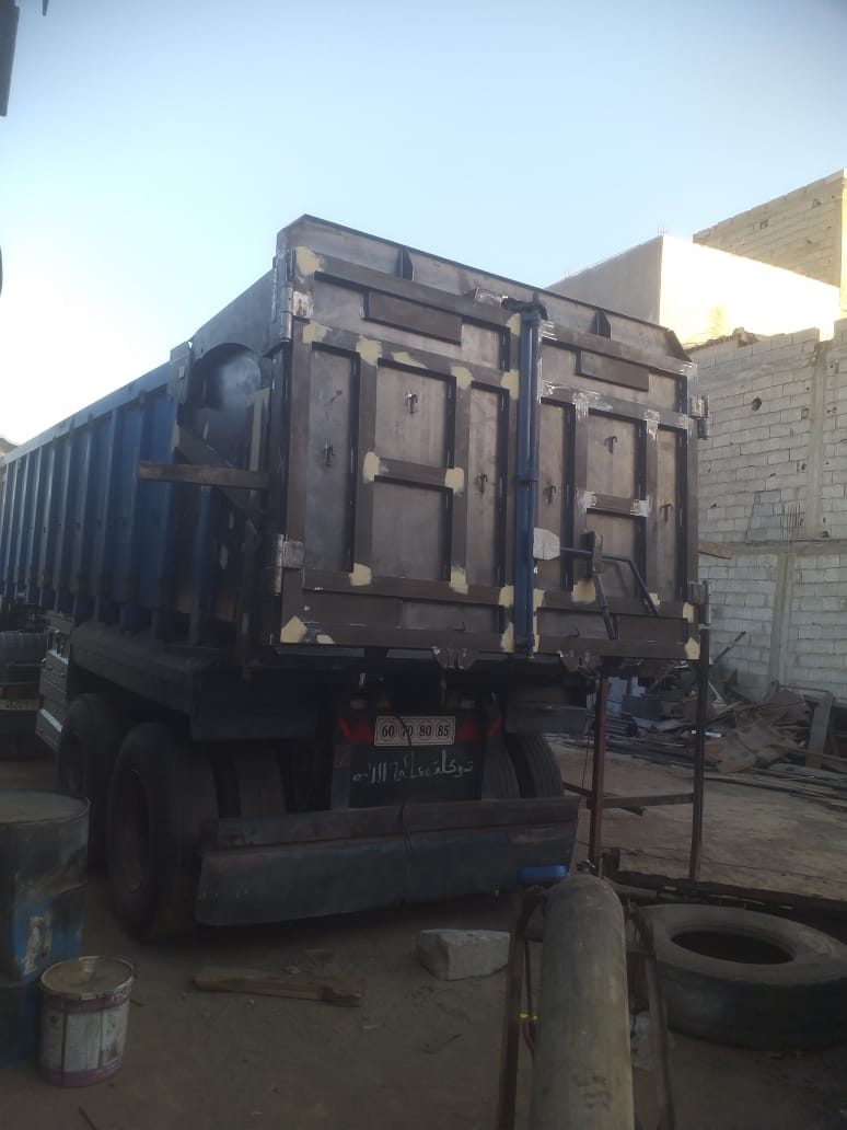 Benne de camion en tôle d'acier en atelier de soudure