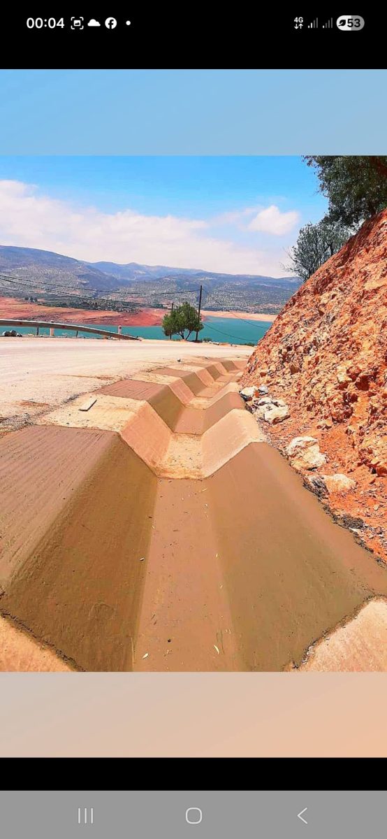 Route revêtue avec caniveau en béton nouvellement coule