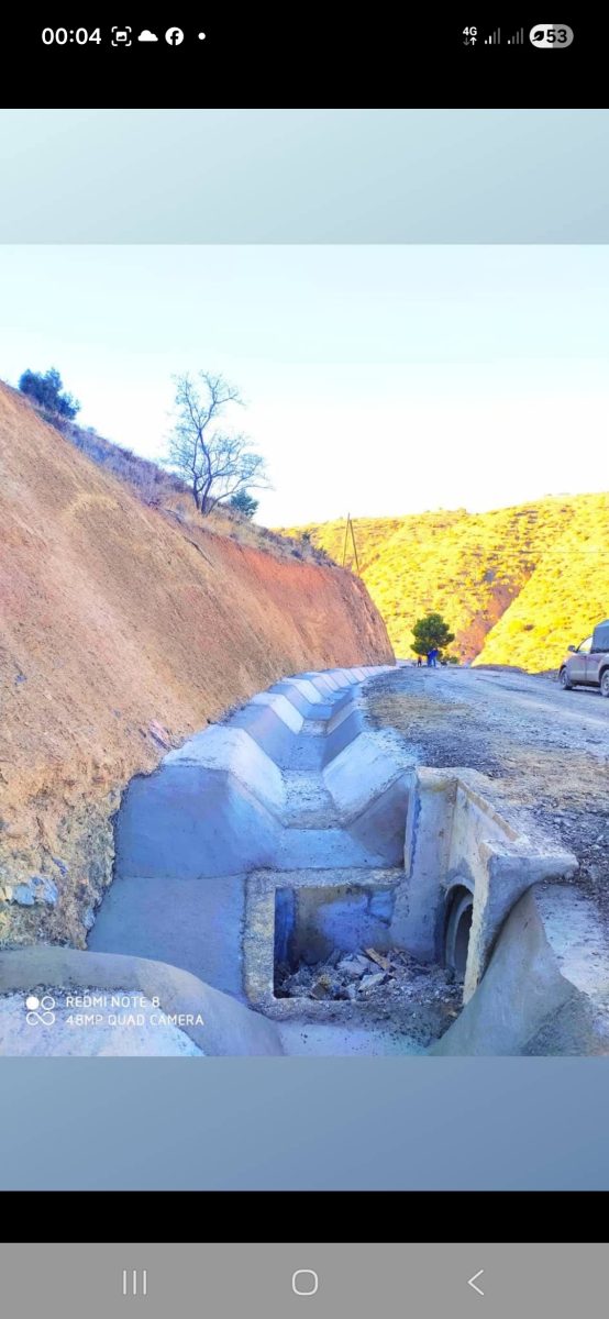 Ouvrage en béton au bord d'une route de montagne