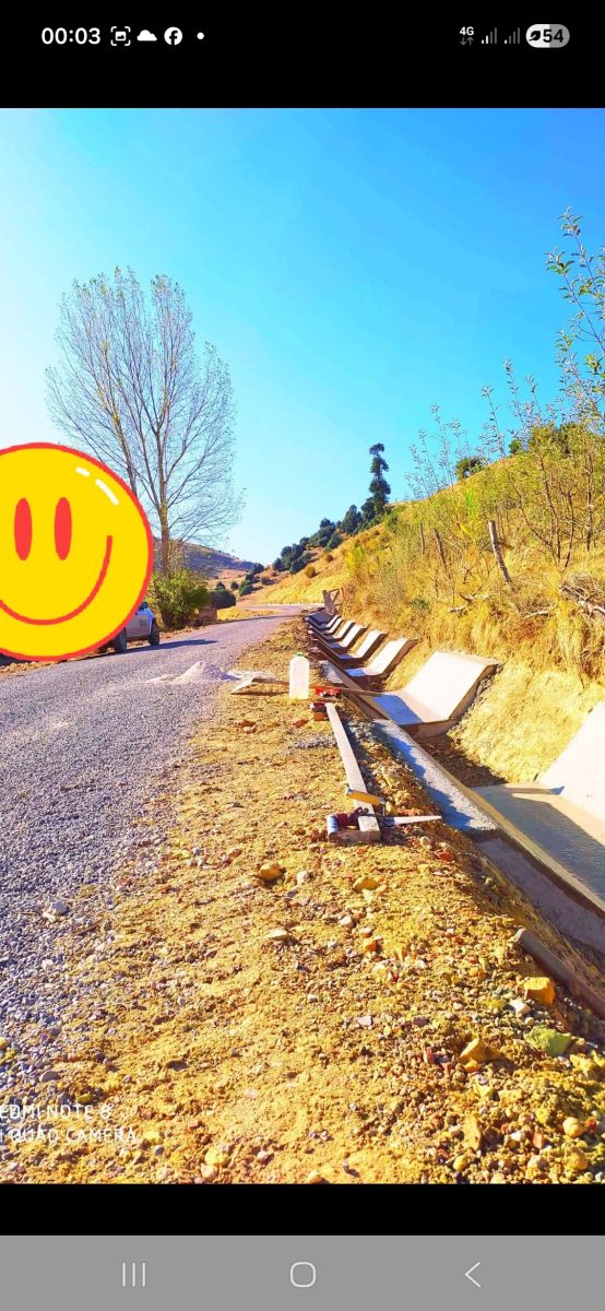 Caniveau en béton le long d'une route
