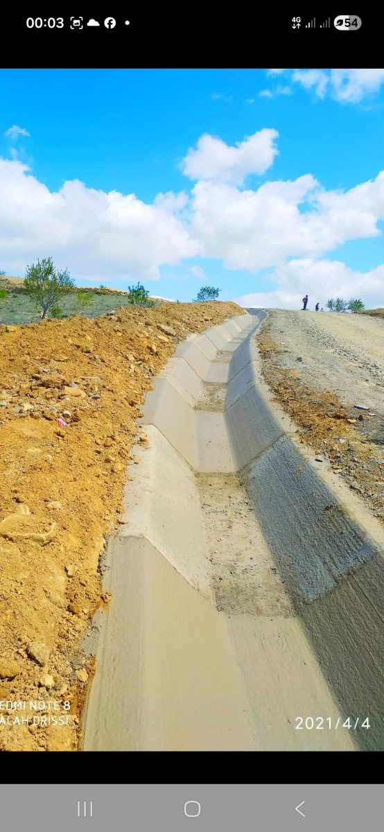 Canal d'irrigation en béton sur une colline