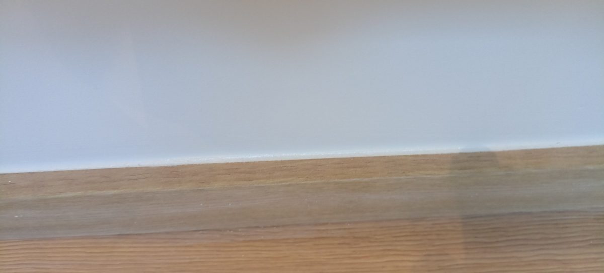 Plinthe en bois et mur peint en blanc
