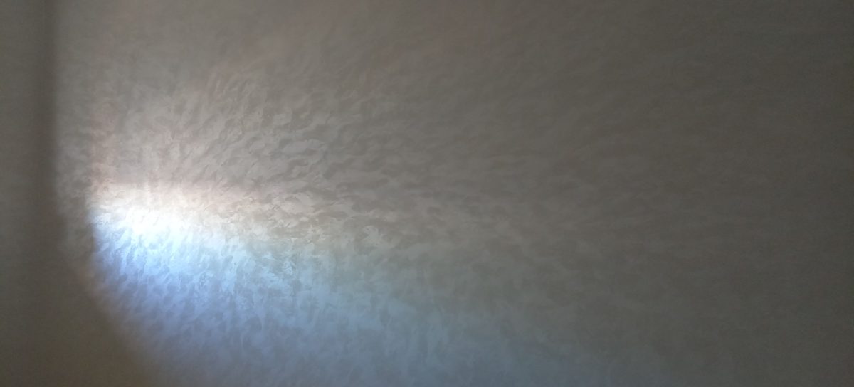 Mur en enduit décoratif nacré aux reflets soyeux