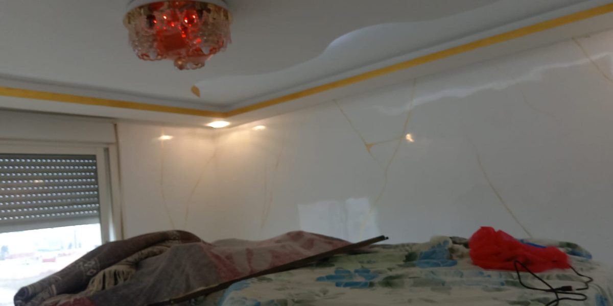 Mur effet marbre doré en chambre