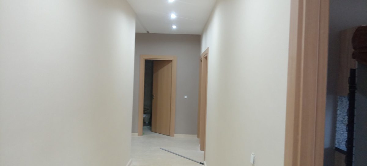 Chambre à mur d'accent taupe et corniche à éclairage