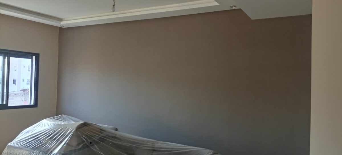 Chambre à grand mur d'accent taupe dégradé